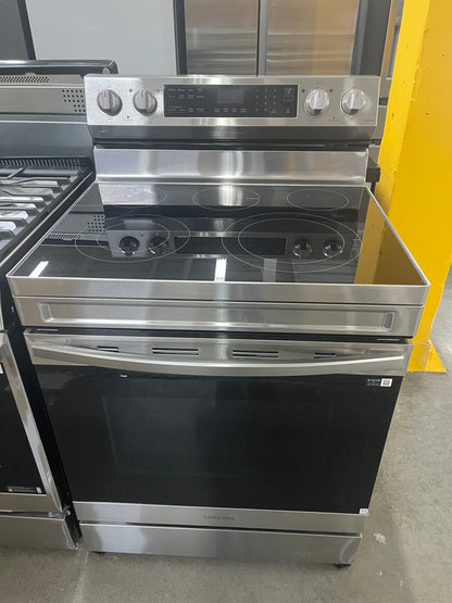 Samsung 30” Smart Electric Range with Air Fry & Convection – Fingerprint Resistant Stainless Steel (Open Box)